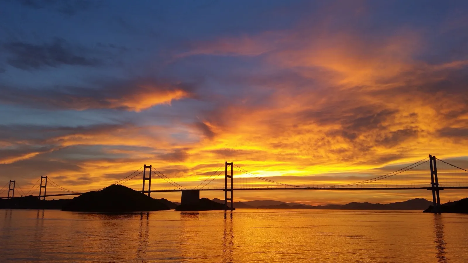 夕焼けの瀬戸内海と来島海峡大橋